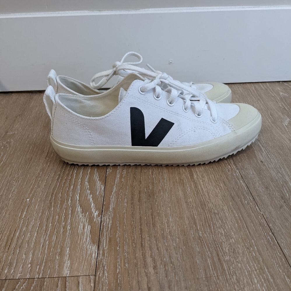 Veja Nova Canvas White Black